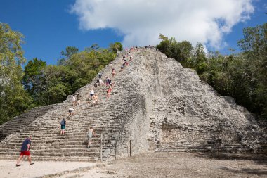 Coba, Meksika - 31 Ocak 2018: Nohoch Mul, en uzun Maya piramidi, Quintana Roo, Yucatan yarımadası, Meksika