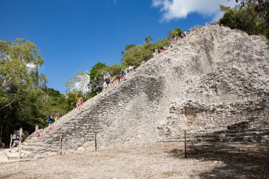 Coba, Meksika - 31 Ocak 2018: Nohoch Mul, en uzun Maya piramidi, Quintana Roo, Yucatan yarımadası, Meksika