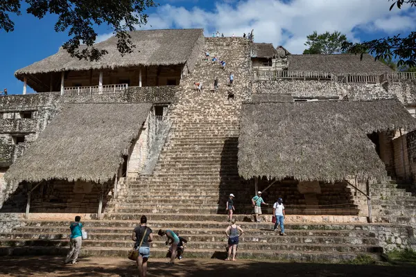 Ek Balam, México - 31 de enero de 2018: Escalera de la pirámide de acrópolis en las ruinas mayas de Ek Balam, Yucatán, México — Foto de Stock