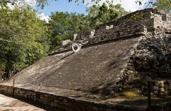Cancha de pelota en las ruinas mayas de Coba, Quintana Roo, península de Yucatán, México — Foto de Stock