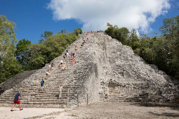 Coba, Mexico - January 31, 2018: Nohoch Mul, the tallest of all Mayan pyramids, Quintana Roo, Yucatan peninsula, Mexico — Stock Photo, Image