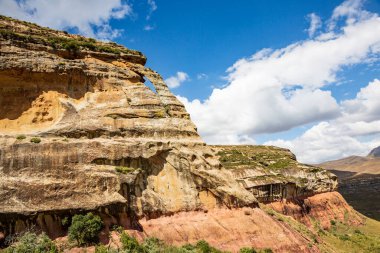 Golden Gate Highlands Ulusal Parkı 'ndaki kumtaşı uçurumunda bir delik, Özgür Devlet, Güney Afrika