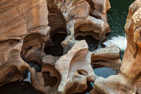 Bourkes Luck Çukurları, Blyde Nehri Kanyonu, Mpumalanga, Güney Afrika 'da aşınmış kumtaşı oluşumları.