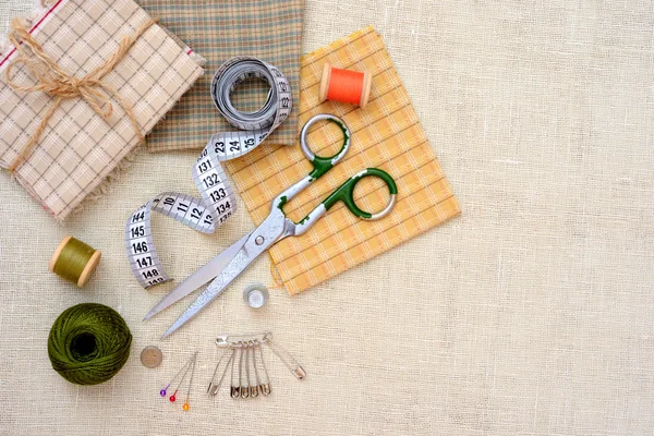 Рама для копирайта со швейными инструментами и принадлежностями — стоковое фото
