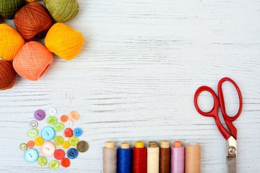 Dikiş araçları ve aksesuarları Beyaz ahşap zemin üzerinde tasarlamak çerçeve