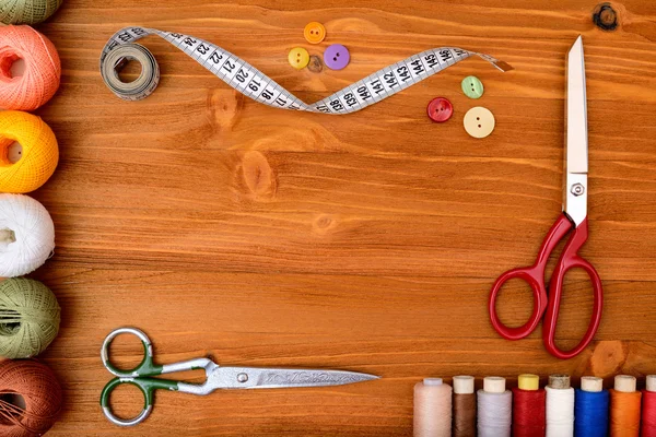 Copyspace frame with sewing tools and accesories on wooden background — Stock Photo, Image