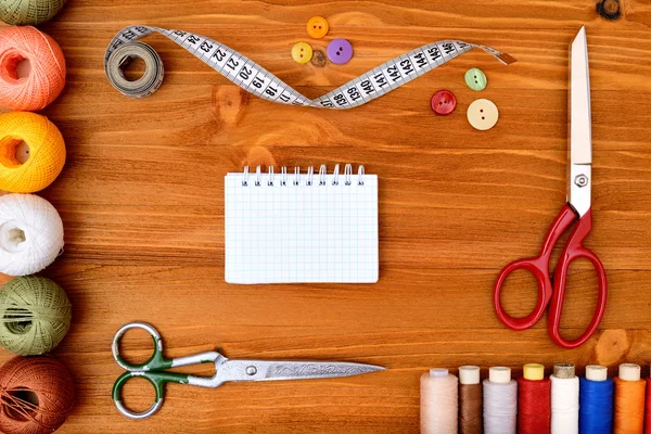 Copyspace frame with sewing tools and accesories on wooden background — Stock Photo, Image