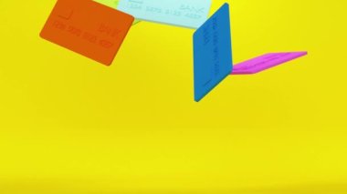 Sarı arka planda uçan kredi kartlarının 3 boyutlu bileşimi. İş konsepti. Minimum modern hareket tasarımı. Soyut canlandırma.