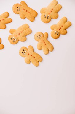 Cadılar Bayramı için hazırlanmış kızıl saçlı adam şeklinde kurabiyeler pembe arka planda yatar. Cadılar Bayramı geçmişi