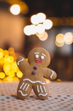 Noel ve Yeni Yıl konsepti: Tatil çelengi arka planında el yapımı zencefilli kurabiye, metin için yer