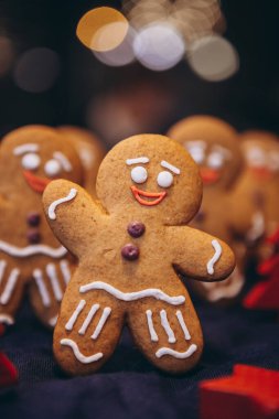 Noel ağacının yanındaki ormanda yeni yılı kutlayan zencefilli kurabiye şeklinde birçok Noel kurabiyesi.