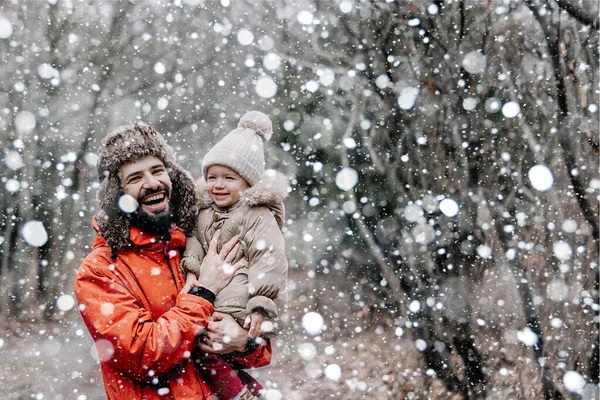 Sevgi Dolu Bir Aile Babası Bebeği Dışarıda Oynuyorlar Sarılıyorlar Karlı — Stok fotoğraf