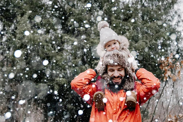 Sevgi Dolu Bir Aile Babası Bebeği Dışarıda Oynuyorlar Sarılıyorlar Karlı — Stok fotoğraf