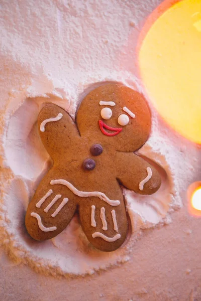 Mutlu yıllar: kızıl küçük adam yerde yatıyor ve elleri ve ayaklarının yardımıyla karda ayak izi bırakan bir meleğin şeklini alıyor.