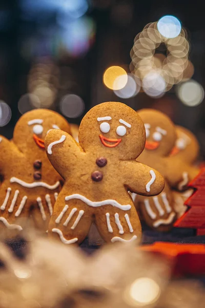 Noel ağacının yanındaki ormanda yeni yılı kutlayan zencefilli kurabiye şeklinde birçok Noel kurabiyesi.
