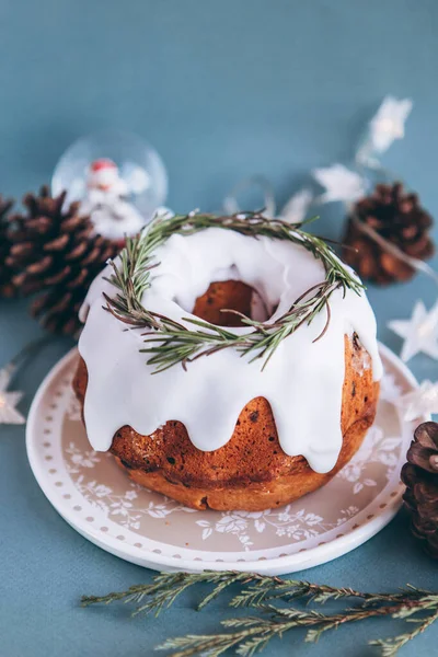 Preparação Para Feriado Bolo Natal Decorado Com Gelo Aguardando Véspera — Fotografia de Stock