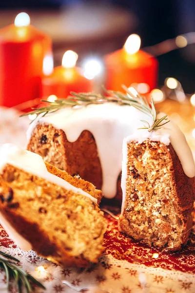 Christstollen Weihnachtskuchen Mit Rosmarin Und Weihnachtsdekor Auf Dem Tisch Konzept — Stockfoto