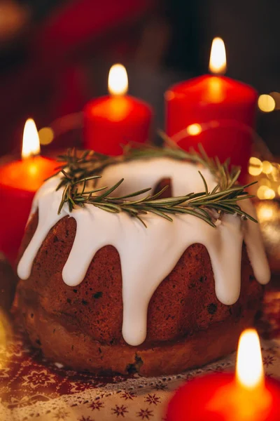 Christstollen Weihnachtskuchen Mit Rosmarin Und Weihnachtsdekor Auf Dem Tisch Konzept — Stockfoto