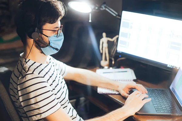 Ein Erwachsener Kaukasischer Mann Blauen Hemd Sitzt Hause Laptop Und — Stockfoto