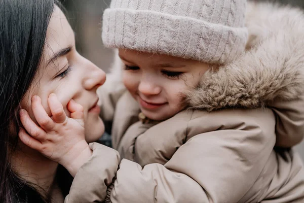 Ritratto Della Giovane Bella Madre Della Sua Graziosa Figlioletta Che — Foto Stock