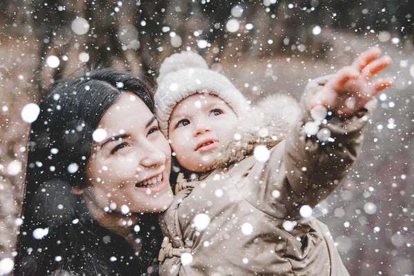 Güzel Genç Anne Küçük Tatlı Kızı Kışın Dışarıda Eğleniyorlar Birlikte — Stok fotoğraf
