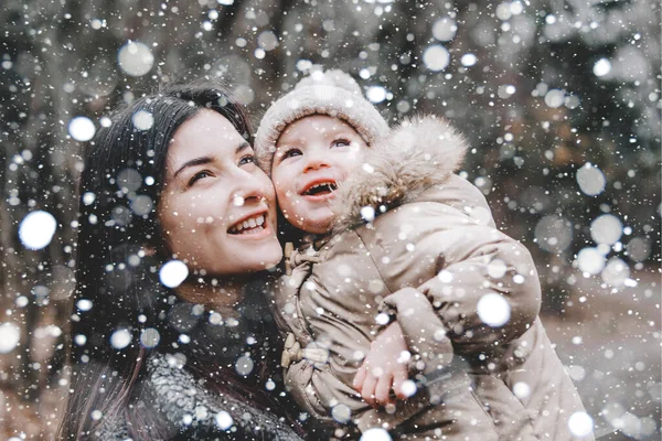 Güzel Genç Anne Küçük Tatlı Kızı Kışın Dışarıda Eğleniyorlar Birlikte — Stok fotoğraf