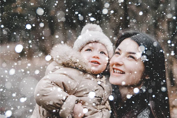 Beautiful Young Mom Her Little Cute Daughter Have Fun Outdoors — Stock Photo, Image