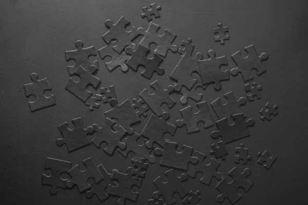 Viele Rätsel Sind Zufällig Flugzeug Verteilt Foto Von Schwarzen Puzzles — Stockfoto