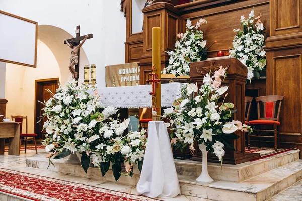 Sunak ve kutsal hediyeler: Ayin sırasında İsa 'nın bedeni ve kanı olacak ayin için ekmek ve şarap hazırlandı.