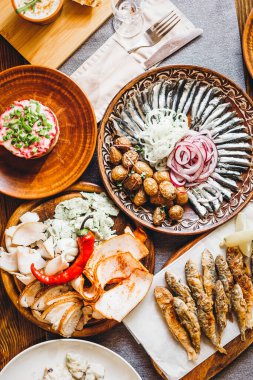 Ulusal bir Slav lezzeti olan büyük bir kil tabak. Masanın üzerinde baharatlar olan ince dilimlenmiş domuz yağı. Restoran veya menü kavramı