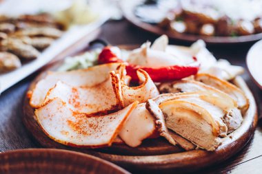 Ulusal bir Slav lezzeti olan büyük bir kil tabak. Masanın üzerinde baharatlar olan ince dilimlenmiş domuz yağı. Restoran veya menü kavramı