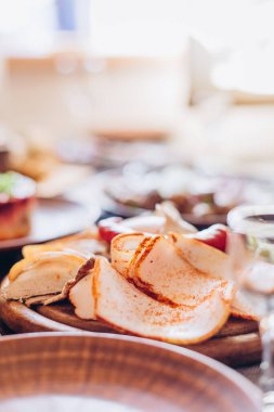 Bir sürü lezzetli ve tatmin edici yemek tabağı olan ahşap masa.