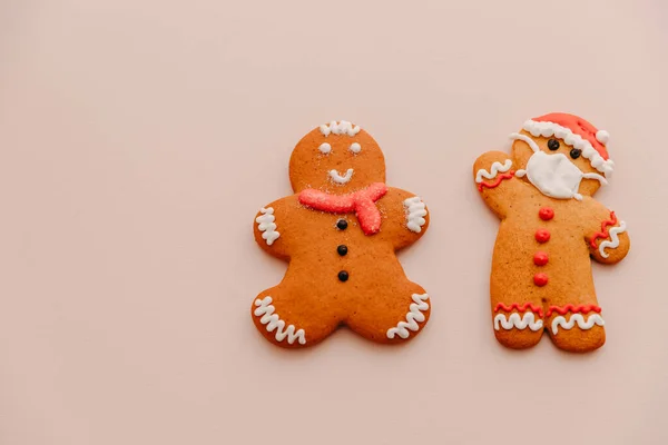 Dos Galletas Jengibre Diferentes Una Con Imagen Una Máscara Protectora — Foto de Stock