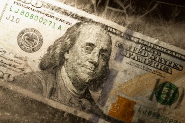 Yeni 100 dolarlık banknot buz tabakasının altında, küresel ekonomik kriz konsepti veya doların dünya piyasasına düşüşü