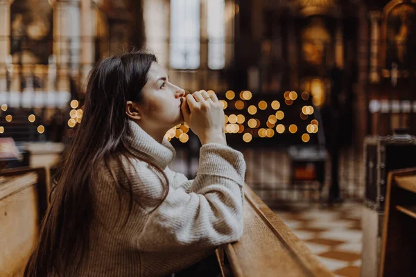 Mujer Cristiana Reza Iglesia Manos Cruzadas Sobre Mesa Madera Fondo —  Fotos de Stock