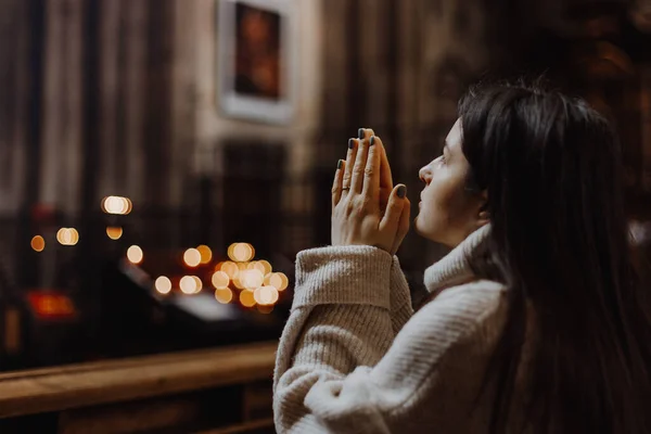 Náboženství Víra Harmonie Lidé Koncept Farník Církve Sedí Lavičce Rukama — Stock fotografie