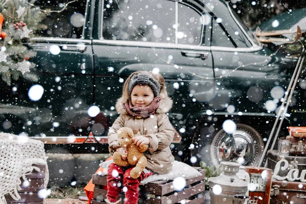 Liten Attraktiv Flicka Klädd Vinter Jacka Står Framför Retro Bil — Stockfoto