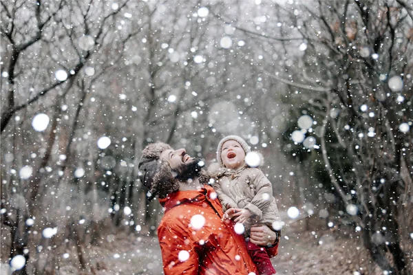 Sevgi Dolu Bir Aile Babası Bebeği Dışarıda Oynuyorlar Sarılıyorlar Karlı — Stok fotoğraf