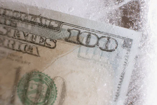 새로운 100 지폐는 얼음층으로 얼어붙었습니다 위기의 시장에서 달러의 — 스톡 사진