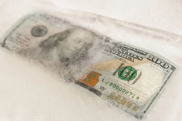 Buz Tabakasının Altında Dondurulmuş Amerikan Doları Küresel Ekonomik Kriz Kavramı — Stok fotoğraf