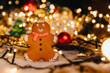 Koronavirüs salgınında yeni yıl ve Noel kutlaması, odaklanmamış ışıklarla kavramsal arka plan ve yüz maskeli kızıl adam, boşluğu kopyala