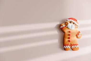 Koronavirüs salgınında yeni yıl ve Noel kutlaması, maskeli kızıl adamla kavramsal bir geçmiş. Yeni normal