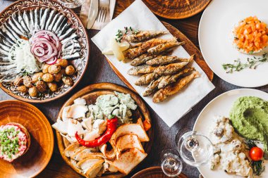 Ulusal bir Slav lezzeti olan büyük bir kil tabak. Masanın üzerinde baharatlar olan ince dilimlenmiş domuz yağı. Restoran veya menü kavramı