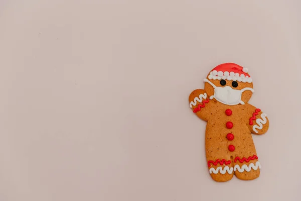Fotografie Vánočních Zázvorových Sušenek Tvaru Santa Clause Ochranné Lékařské Masce — Stock fotografie