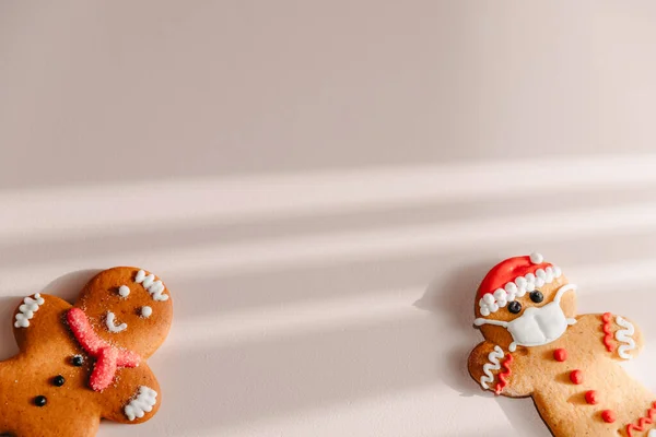 Dos Galletas Jengibre Diferentes Una Con Imagen Una Máscara Protectora — Foto de Stock