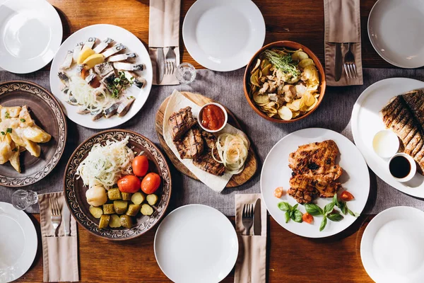 Ukrayna ve Avrupa mutfağının olduğu restoran masası resepsiyon için çeşitli lezzetli yemekler sunulmaktadır.