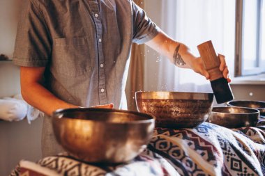 Yakın çekim şarkı kaseleri. Rahatlama ve meditasyon. Alternatif tıp. Tibetli ve Himalaya şarkı kaseleri. Ses çıkar.