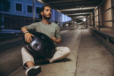 Müzisyen Handpan, akşam gürültü efekti