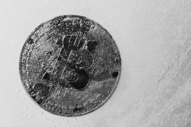 Donmuş ve buzla kaplanmış altın sembollü bitcoin. Kripto para birimi krizi ve bitcoin maliyetinin düşüşü kavramı 