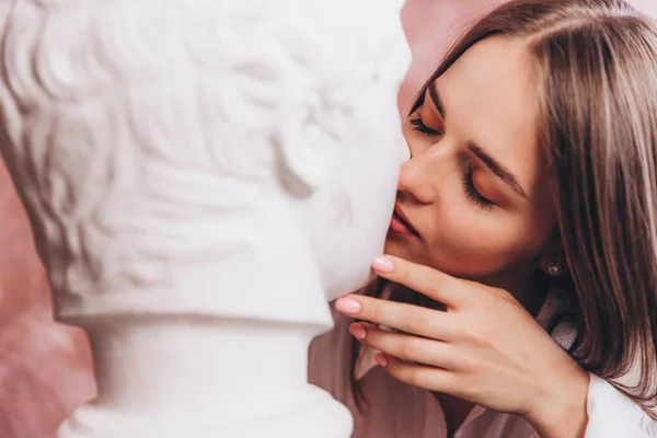 Portrait Girl Hugging Kissing White Plaster Statue Head Ancient Greek — Stock Photo, Image
